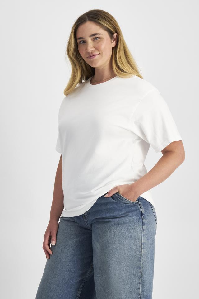 Chanel (She/Her) wears size L and is 176cm tall with 104cm chest and 89cm waist