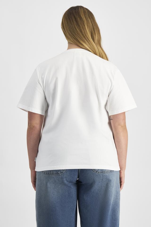 Chanel (She/Her) wears size L and is 176cm tall with 104cm chest and 89cm waist