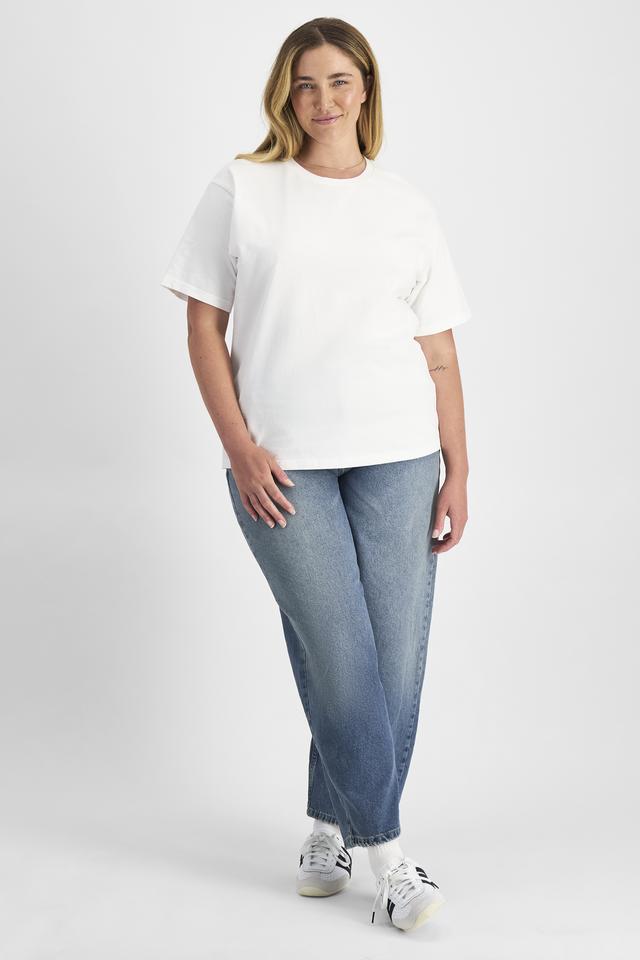Chanel (She/Her) wears size L and is 176cm tall with 104cm chest and 89cm waist