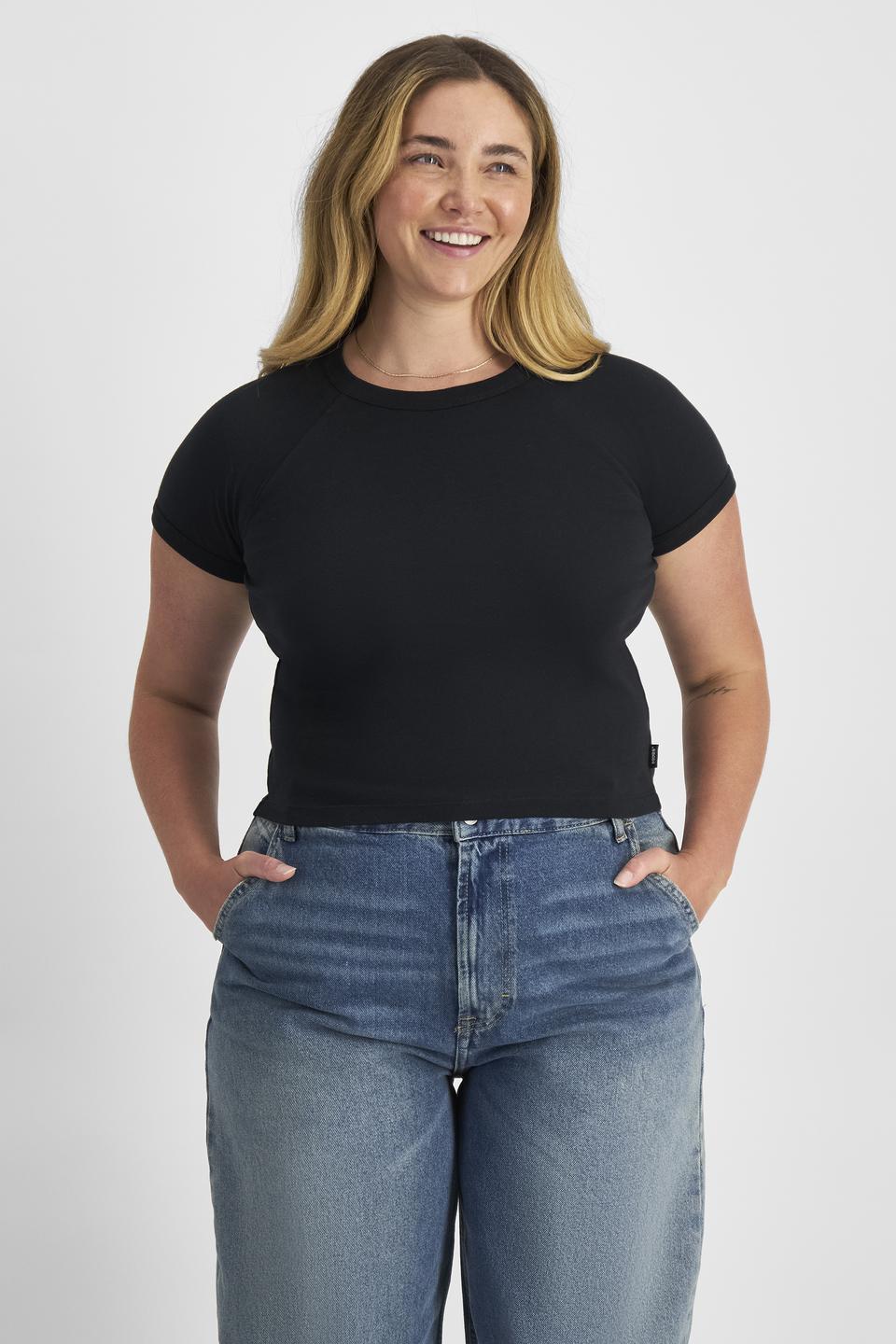Chanel (She/Her) wears size L and is 176cm tall with 104cm chest and 89cm waist