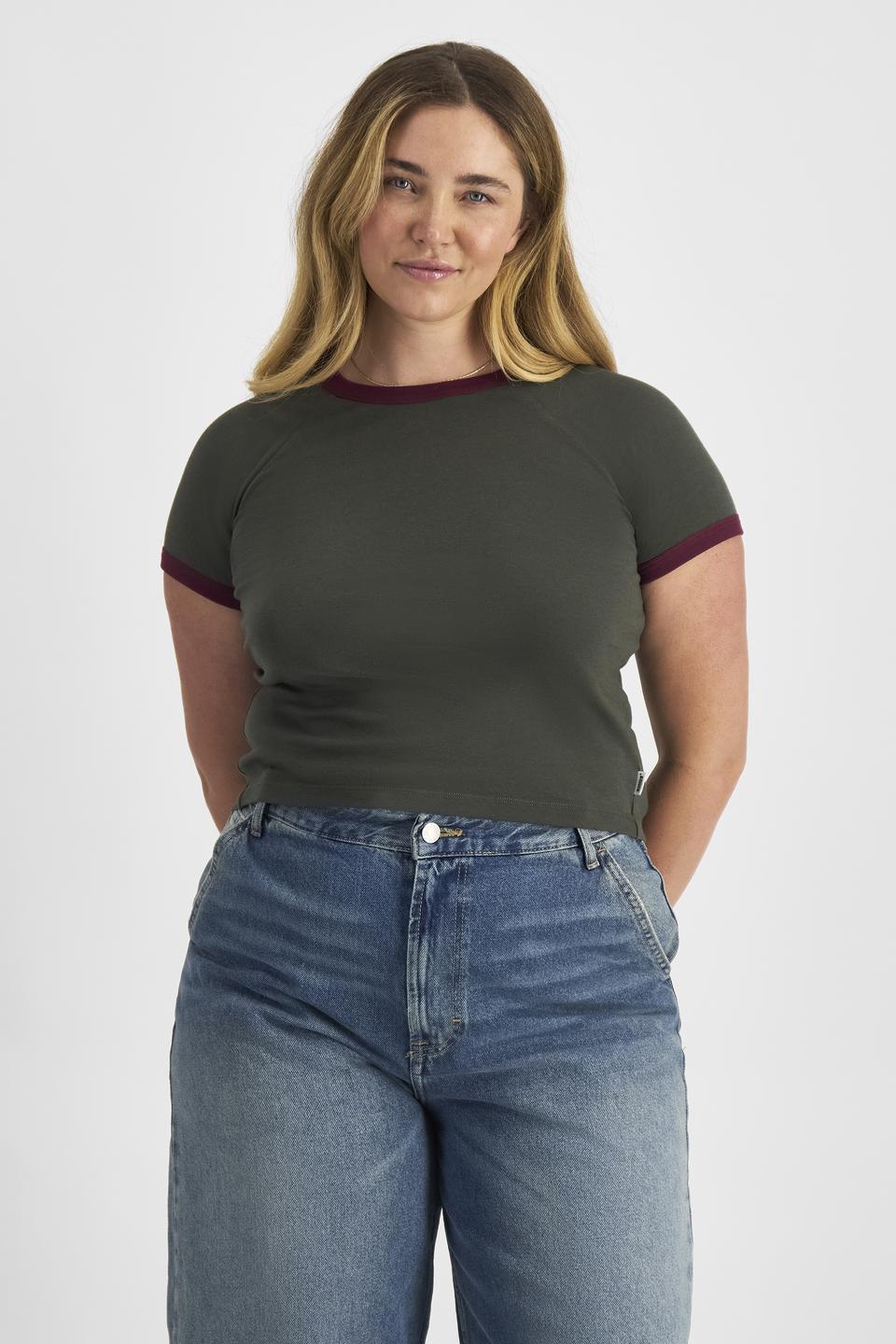 Chanel (She/Her) wears size L and is 176cm tall with 104cm chest and 89cm waist