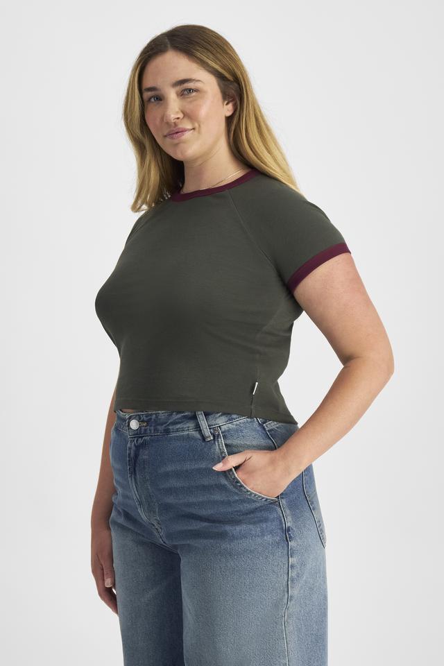 Chanel (She/Her) wears size L and is 176cm tall with 104cm chest and 89cm waist