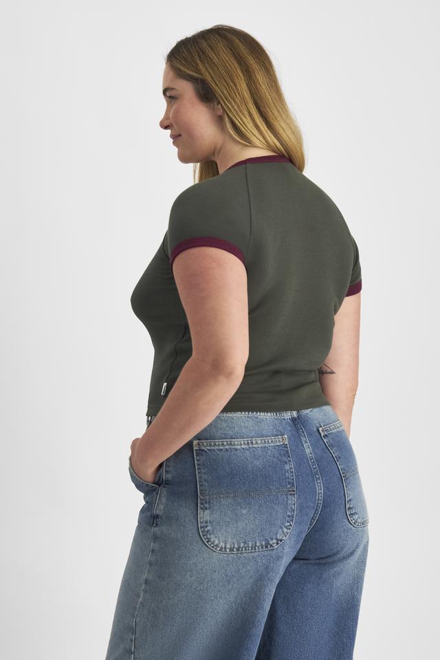 Chanel (She/Her) wears size L and is 176cm tall with 104cm chest and 89cm waist