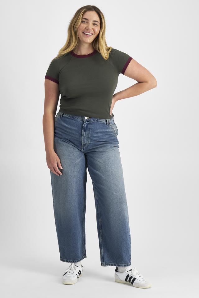 Chanel (She/Her) wears size L and is 176cm tall with 104cm chest and 89cm waist
