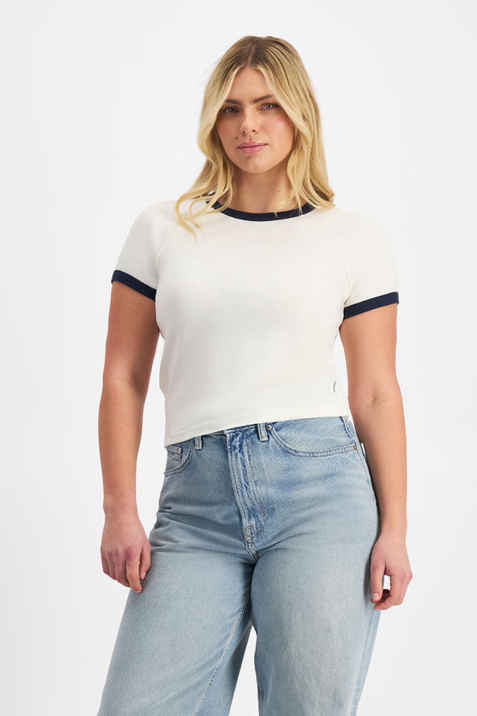 Zoe (She/Her) wears size Large and is 170cm tall with 98cm chest and 85cm waist