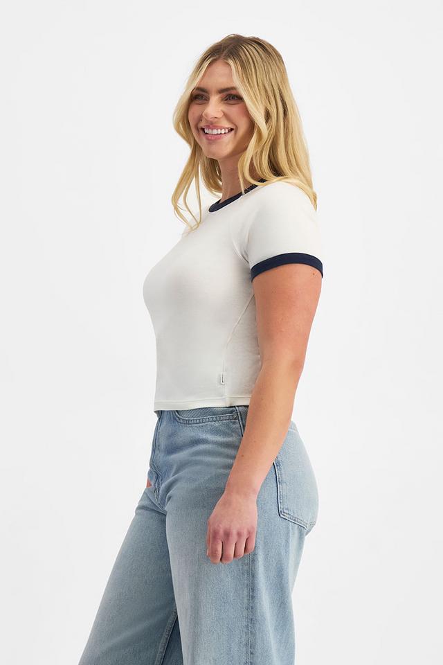 Zoe (She/Her) wears size Large and is 170cm tall with 98cm chest and 85cm waist