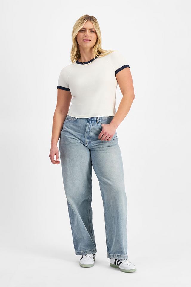 Zoe (She/Her) wears size Large and is 170cm tall with 98cm chest and 85cm waist