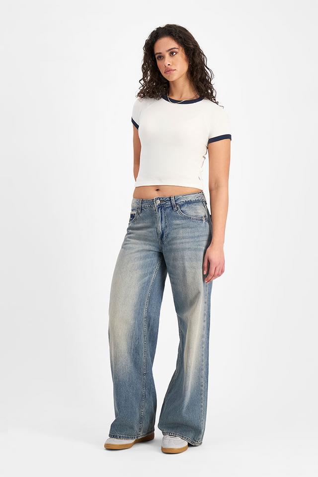Laila (She/Her) wears size Small and is 180cm tall with 91cm chest and 74cm waist