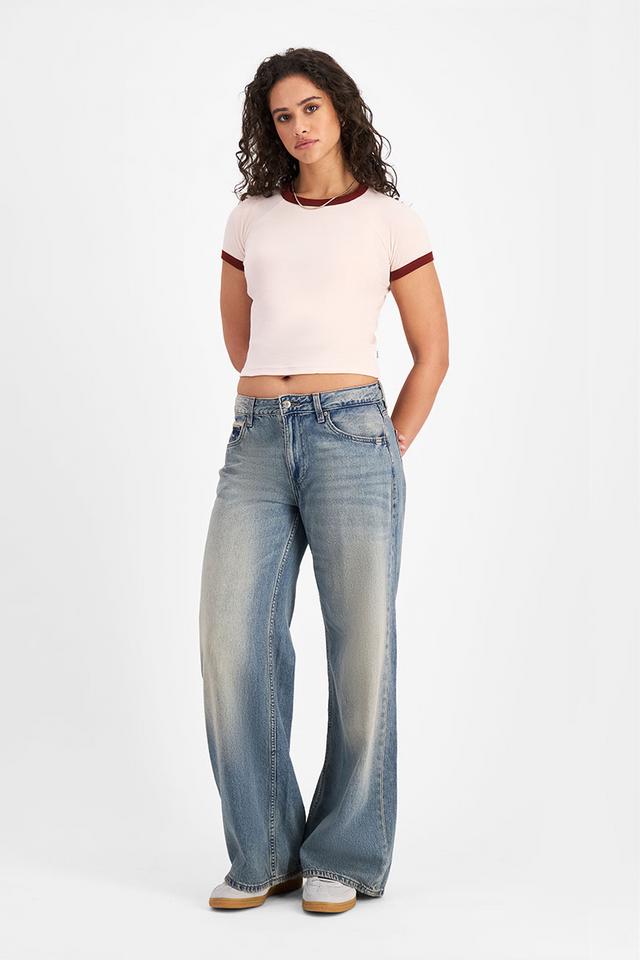 Laila (She/Her) wears size Small and is 180cm tall with 91cm chest and 74cm waist