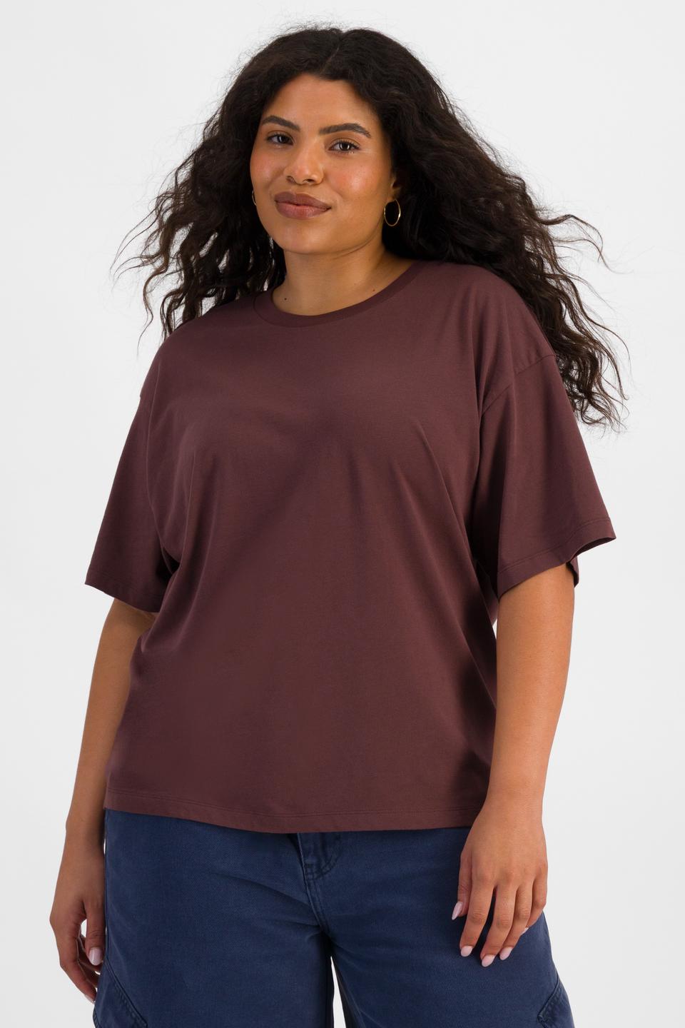 Laura (She/Her) wears size L and is 165cm tall with 94cm chest and 76cm waist