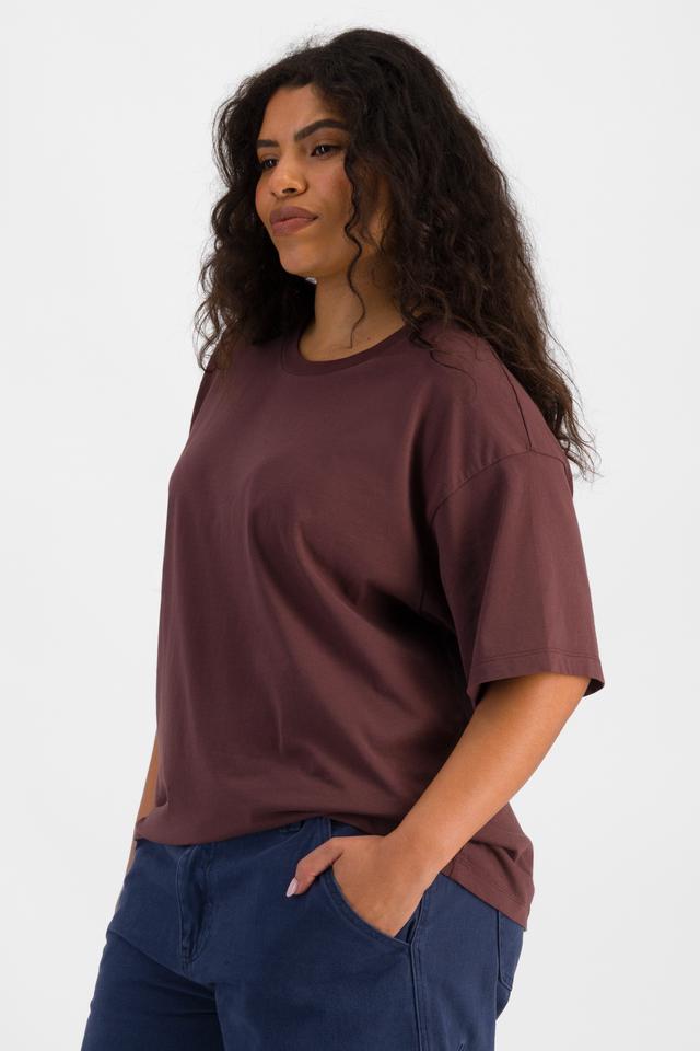Laura (She/Her) wears size L and is 165cm tall with 94cm chest and 76cm waist