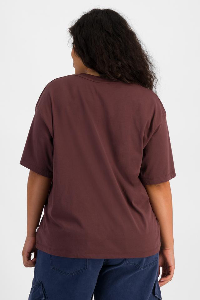Laura (She/Her) wears size L and is 165cm tall with 94cm chest and 76cm waist