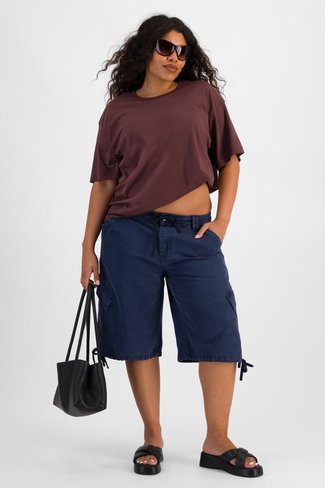 Laura (She/Her) wears size L and is 165cm tall with 94cm chest and 76cm waist