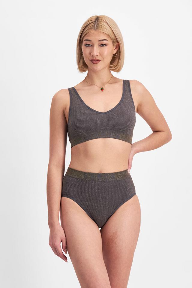 Rhiannan (She/Her) wears size 10 and is 175cm