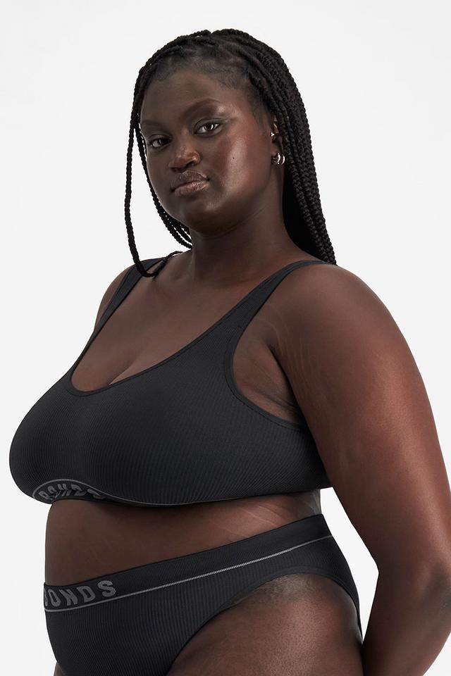 Nyapal (She/Her) wears size 20 and is 182cm tall with 121cm chest and 111cm waist