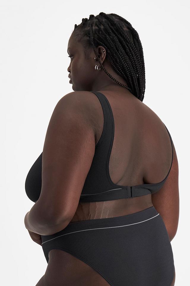 Nyapal (She/Her) wears size 20 and is 182cm tall with 121cm chest and 111cm waist