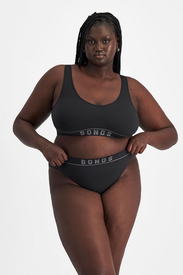 Nyapal (She/Her) wears size 20 and is 182cm tall with 121cm chest and 111cm waist