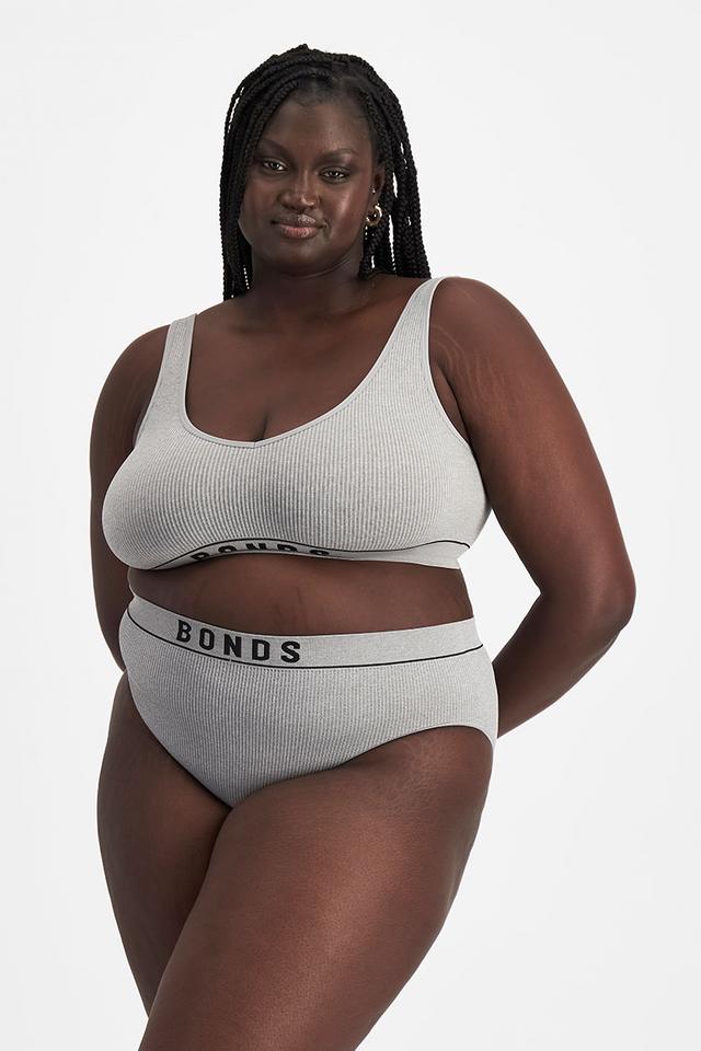 Nyapal (She/Her) wears size 20 and is 182cm tall with 121cm chest and 111cm waist