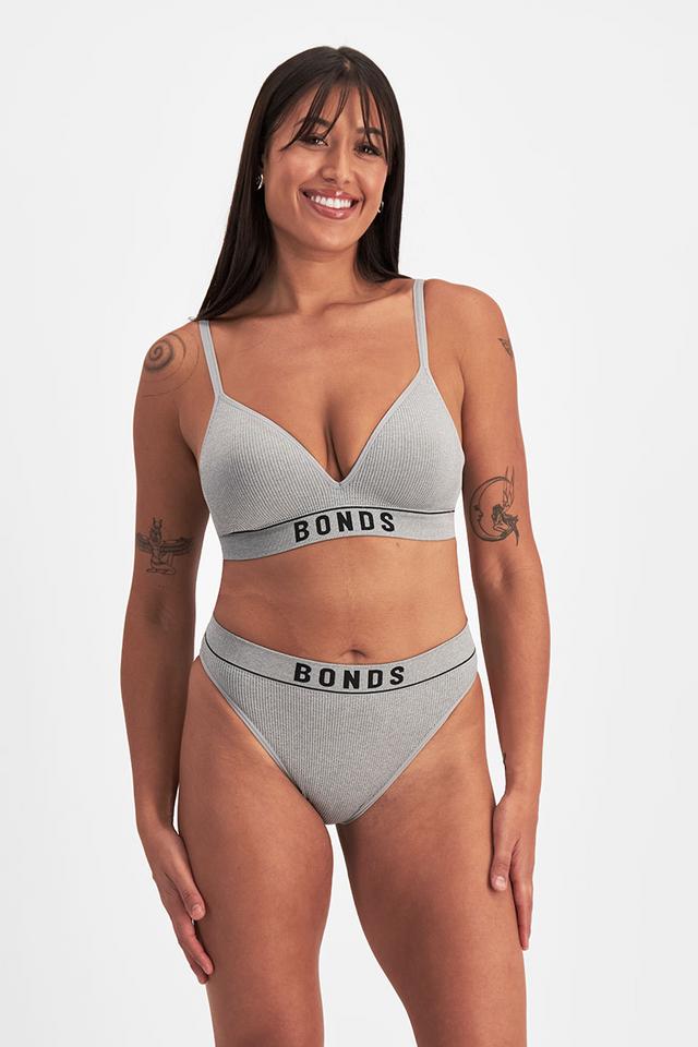 Leah (She/Her) wears size 14 and is 185cm tall