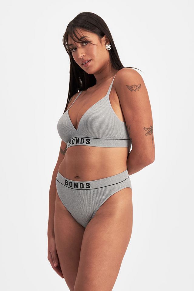 Leah (She/Her) wears size 14 and is 185cm tall