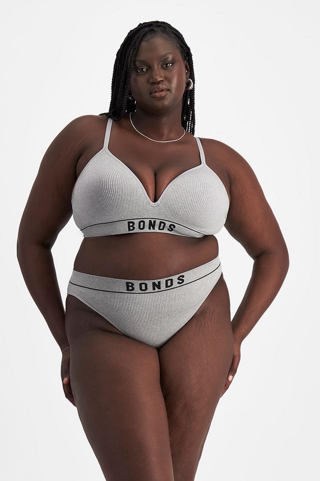 Nyapal (She/Her) wears size 20 and is 182cm tall with 121cm chest and 111cm waist