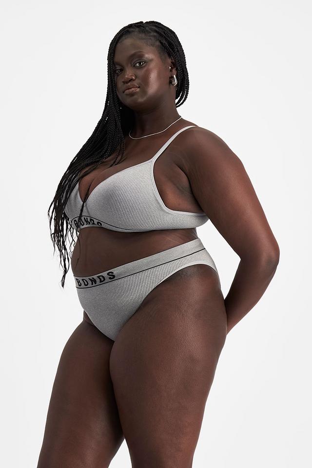 Nyapal (She/Her) wears size 20 and is 182cm tall with 121cm chest and 111cm waist