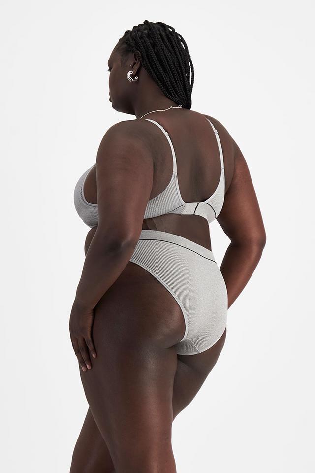 Nyapal (She/Her) wears size 20 and is 182cm tall with 121cm chest and 111cm waist