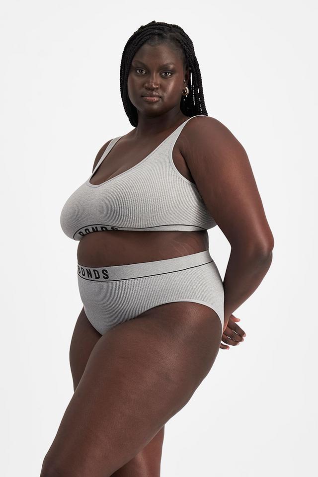 Nyapal (She/Her) wears size 20 and is 182cm tall with 121cm chest and 111cm waist