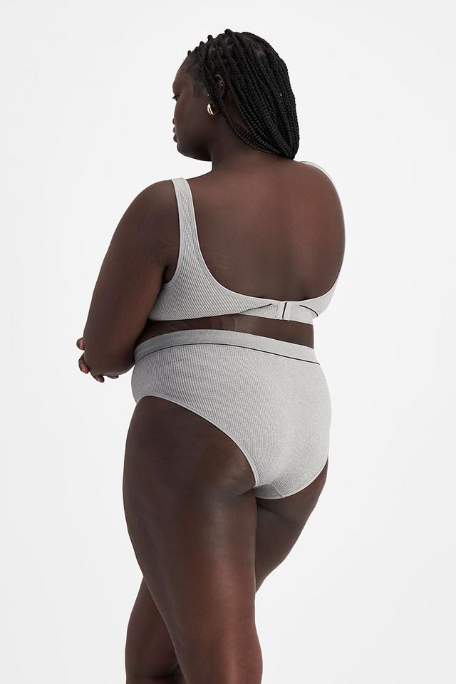 Nyapal (She/Her) wears size 20 and is 182cm tall with 121cm chest and 111cm waist