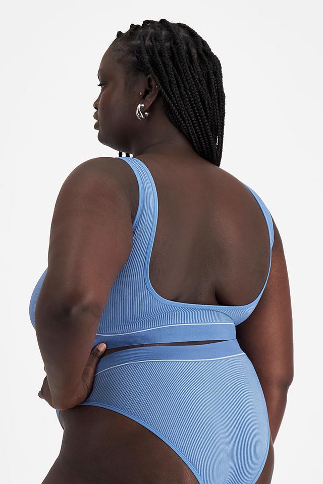 Nyapal (She/Her) wears size 18 and is 182cm tall with 121cm chest and 111cm waist