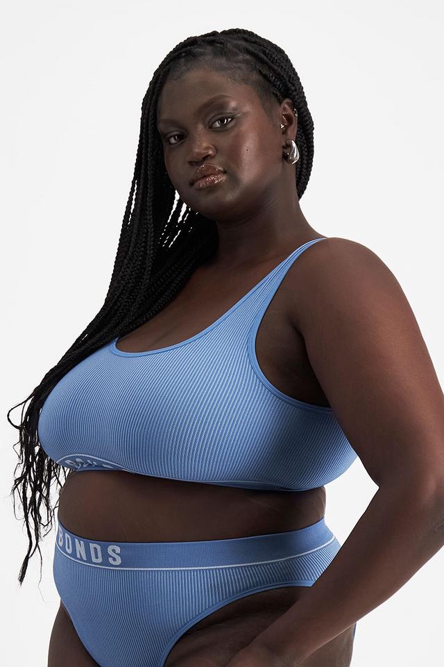 Nyapal (She/Her) wears size 18 and is 182cm tall with 121cm chest and 111cm waist