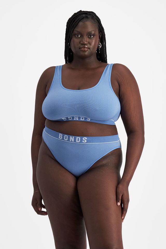 Nyapal (She/Her) wears size 18 and is 182cm tall with 121cm chest and 111cm waist