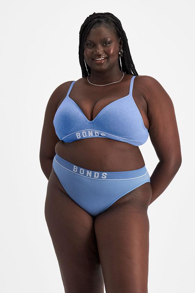Nyapal (She/Her) wears size 18 and is 182cm tall with 121cm chest and 111cm waist