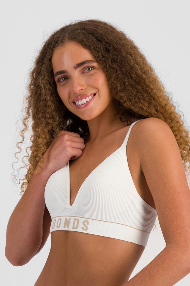 Peri (She/Her) wears size 12B and is 168cm tall with 81cm chest and 67cm waist