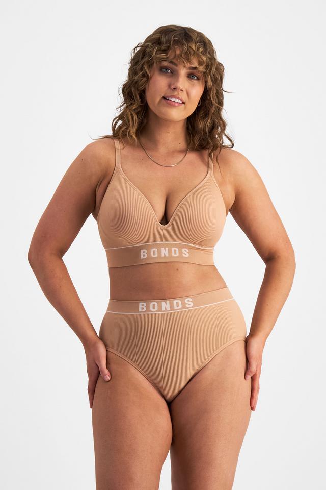 Ella (She/Her) wears size L and is 171cm tall with 93cm chest and 76cm waist