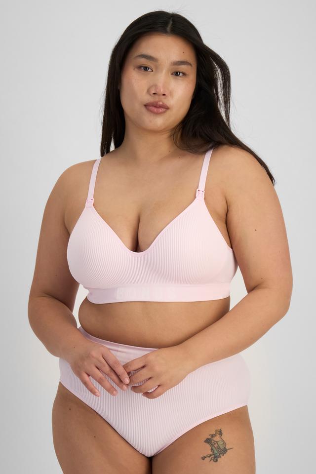 Chloe (She/Her) wears size 14DD and is 165cm tall with 95cm chest and 78cm waist