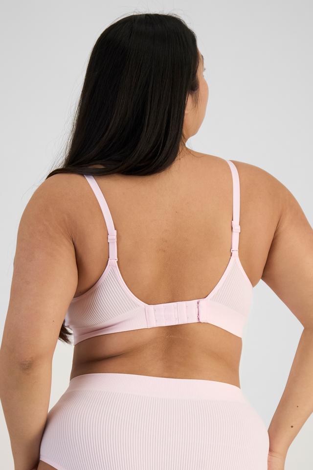Chloe (She/Her) wears size 14DD and is 165cm tall with 95cm chest and 78cm waist
