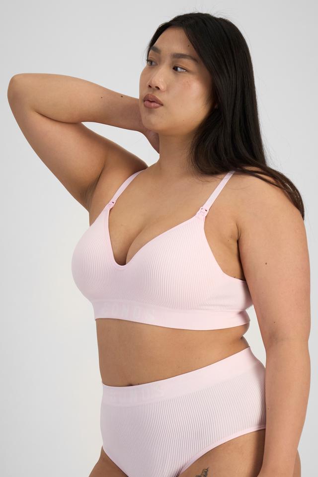 Chloe (She/Her) wears size 14DD and is 165cm tall with 95cm chest and 78cm waist