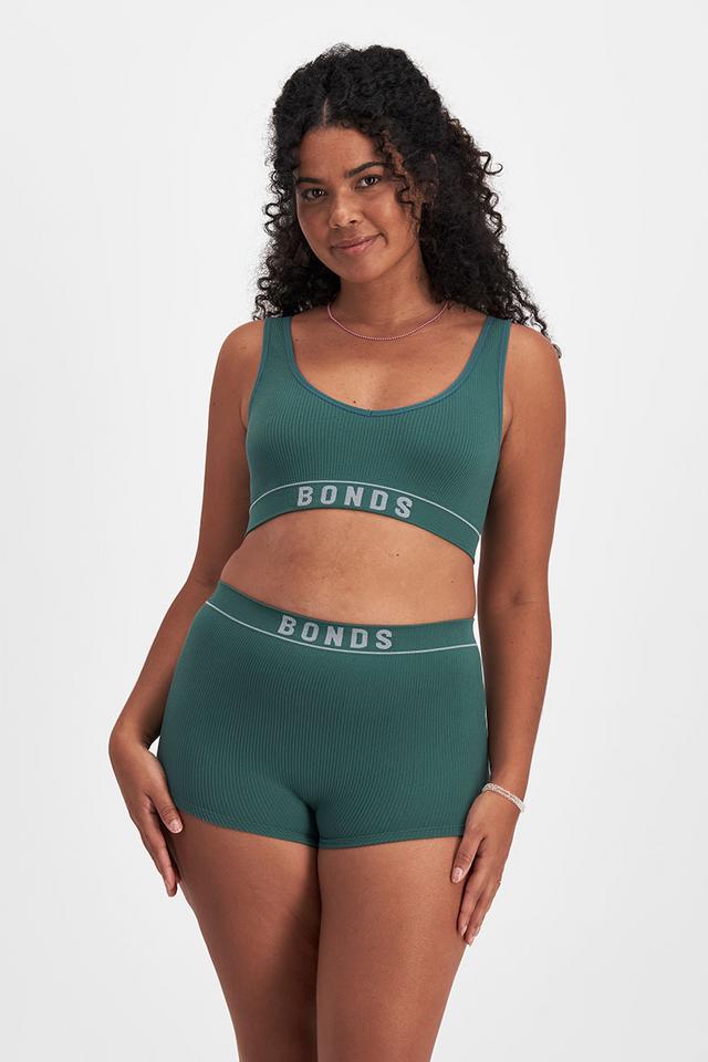 Larissa (She/Her) wears size 14 and is 170cm tall with 90cm chest and 79cm waist