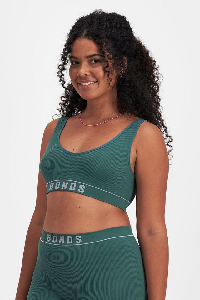 Larissa (She/Her) wears size 14 and is 170cm tall with 90cm chest and 79cm waist