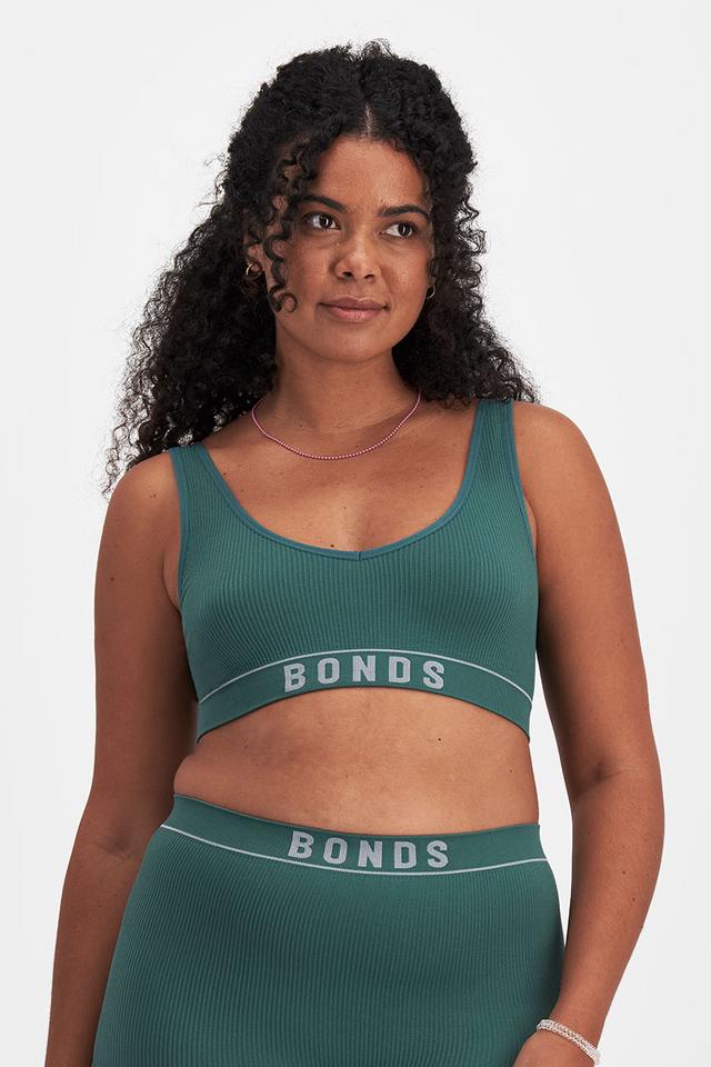 Larissa (She/Her) wears size 14 and is 170cm tall with 90cm chest and 79cm waist