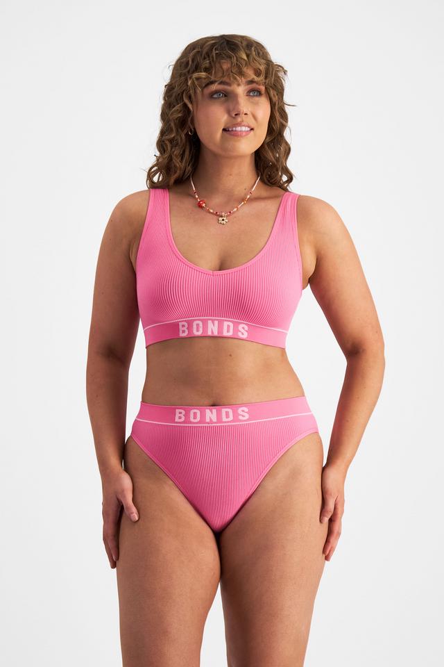 Ella (She/Her) wears size L and is 171cm tall with 93cm chest and 76cm waist
