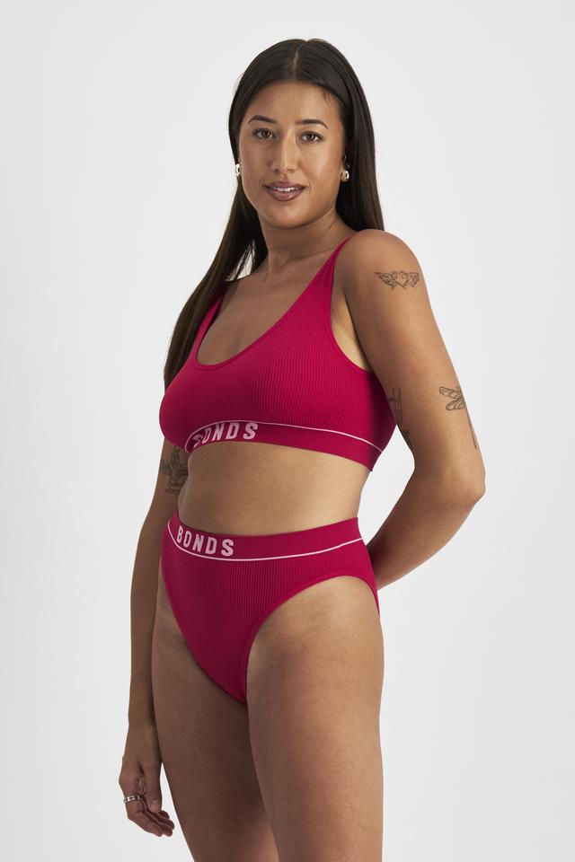 Leah (She/Her) wears size 14 and is 185cm tall
