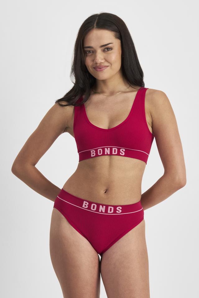 Portia (She/Her) wears size S and is 171cm tall with 80cm chest and 64cm waist