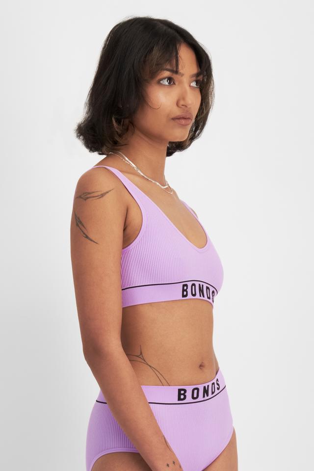 Nickila (She/Her) wears size 10 and is 171cm tall with 77cm chest and 68cm waist