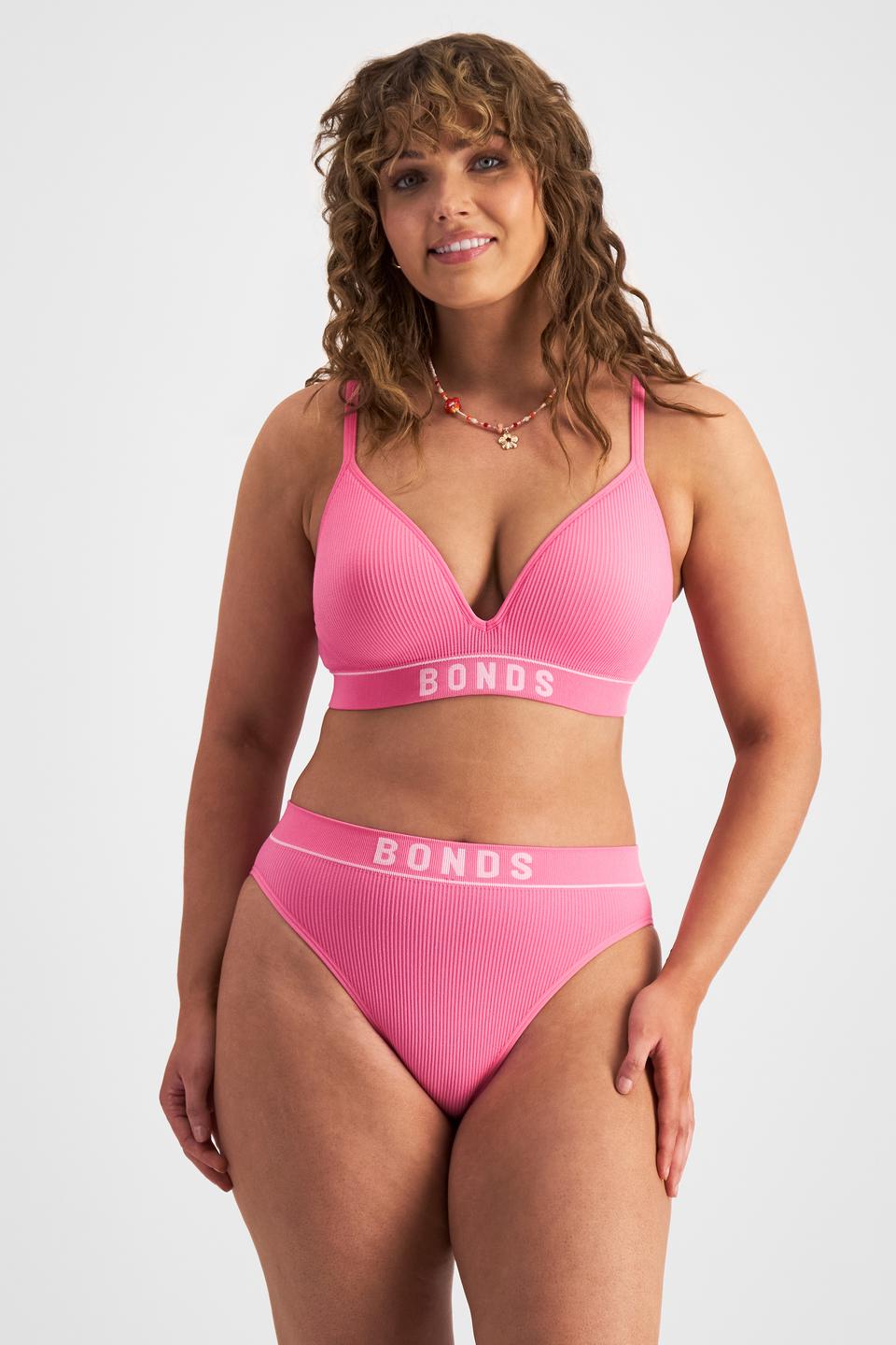 Ella (She/Her) wears size L and is 171cm tall with 93cm chest and 76cm waist