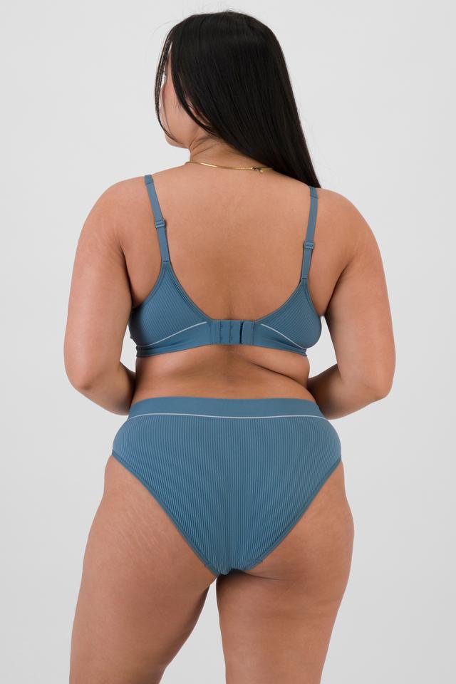 Chloe (She/Her) wears size 14 and is 165cm tall with 95cm chest and 78cm waist
