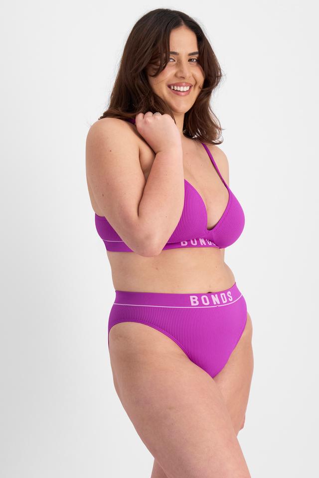 Bella (She/Her) wears size 14 and is 173cm tall with 95cm chest and 77cm waist