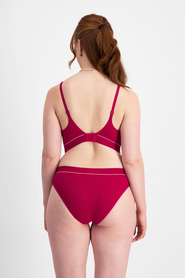 Martine (She/Her) wears size 14 and is 175cm tall with 82cm chest and 76cm waist