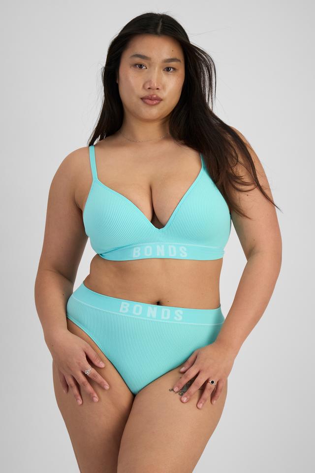 Chloe (She/Her) wears size 14 and is 165cm tall with 95cm chest and 78cm waist